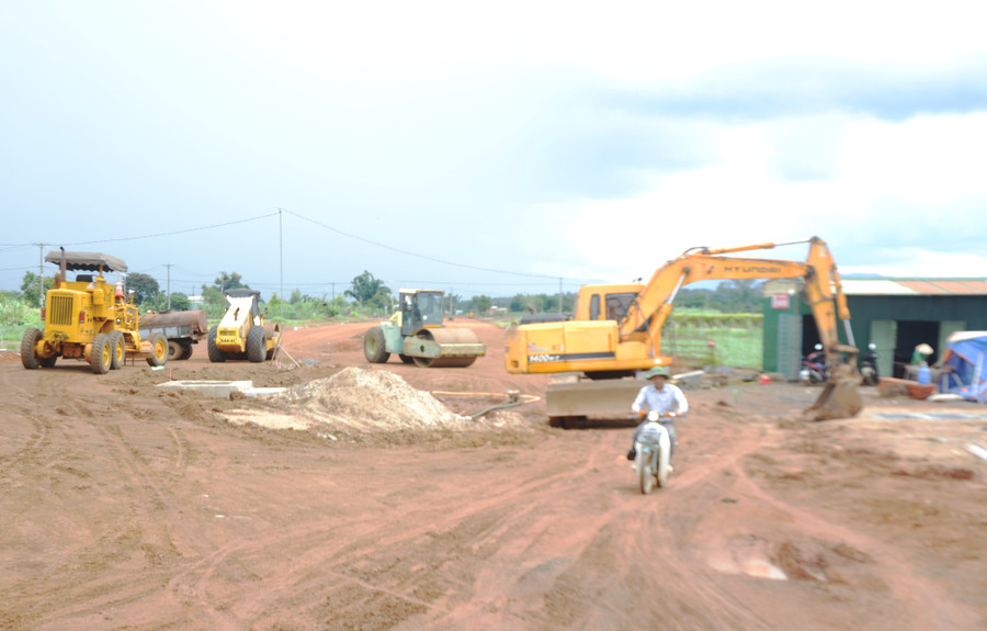 Đơn vị thi công phải hạn chế xây dựng vì chưa đủ đất đắp nền đường. Ảnh: H.C Đơn vị thi công phải hạn chế xây dựng vì chưa đủ đất đắp nền đường. Ảnh: H.C