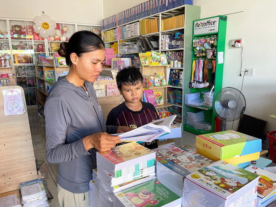 Phụ huynh chọn mua SGK và sách tham khảo cho con tại Nhà sách Hoàng Kiều (thôn Marin 2, xã Ia Mrơn, huyện Ia Pa). Ảnh: Kiều Trân Phụ huynh chọn mua SGK và sách tham khảo cho con tại Nhà sách Hoàng Kiều (thôn Marin 2, xã Ia Mrơn, huyện Ia Pa). Ảnh: Kiều Trân