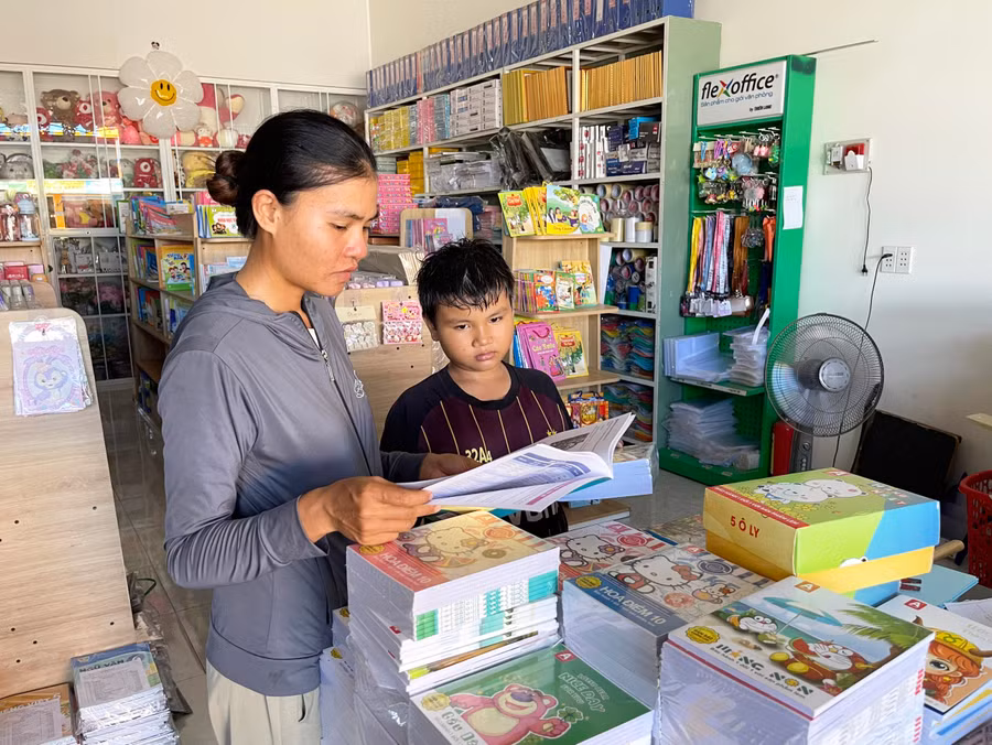 Phụ huynh chọn mua SGK và sách tham khảo cho con tại Nhà sách Hoàng Kiều (thôn Marin 2, xã Ia Mrơn, huyện Ia Pa). Ảnh: Kiều Trân
