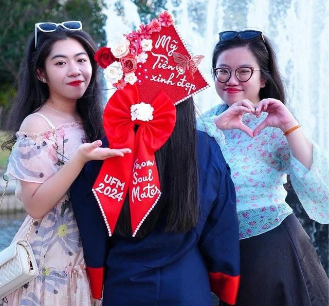 Nón tốt nghiệp thiết kế là một món quà mới mẻ được các bạn trẻ tặng tân cử nhân Nón tốt nghiệp thiết kế là một món quà mới mẻ được các bạn trẻ tặng tân cử nhân