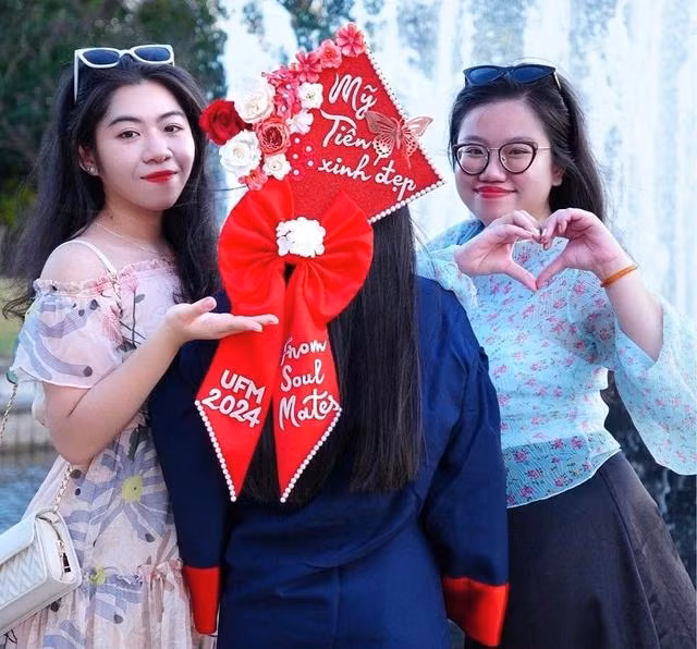 Nón tốt nghiệp thiết kế là một món quà mới mẻ được các bạn trẻ tặng tân cử nhân