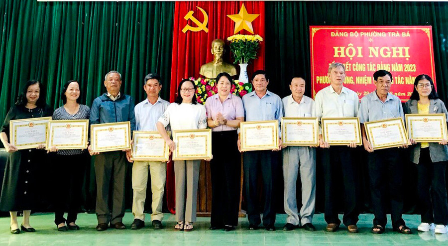 Đảng viên Rmah Wih (thứ 3 từ trái sang) được Đảng ủy phường Trà Bá tặng giấy khen vì hoàn thành xuất sắc nhiệm vụ năm 2023. Ảnh: T.N Đảng viên Rmah Wih (thứ 3 từ trái sang) được Đảng ủy phường Trà Bá tặng giấy khen vì hoàn thành xuất sắc nhiệm vụ năm 2023. Ảnh: T.N
