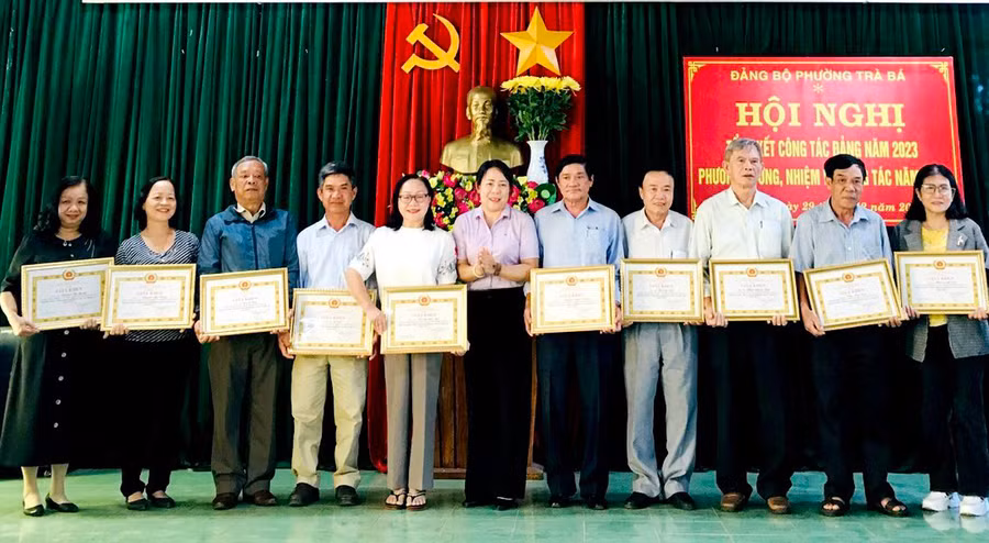 Đảng viên Rmah Wih (thứ 3 từ trái sang) được Đảng ủy phường Trà Bá tặng giấy khen vì hoàn thành xuất sắc nhiệm vụ năm 2023. Ảnh: T.N Đảng viên Rmah Wih (thứ 3 từ trái sang) được Đảng ủy phường Trà Bá tặng giấy khen vì hoàn thành xuất sắc nhiệm vụ năm 2023. Ảnh: T.N
