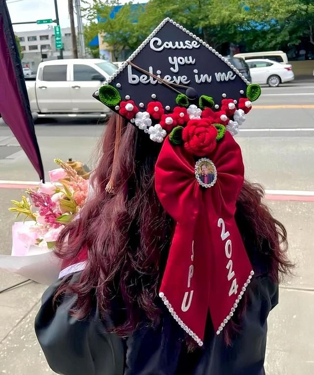 Nhi Sam hạnh phúc khi có hình ảnh ba xuất hiện trên chiếc nón tốt nghiệp của mình Nhi Sam hạnh phúc khi có hình ảnh ba xuất hiện trên chiếc nón tốt nghiệp của mình