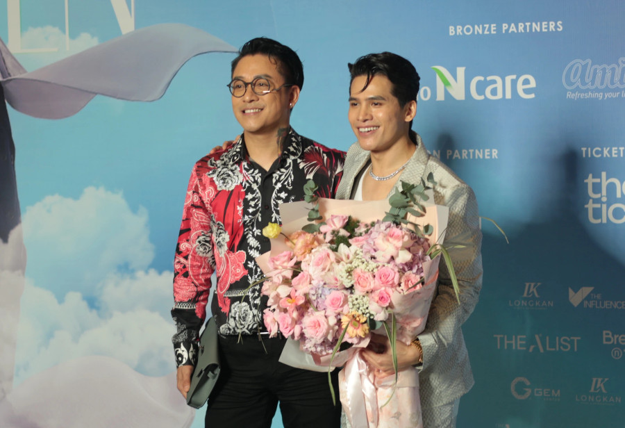 Tuấn Hưng lịch lãm mang hoa đến chúc mừng đàn em. Cả hai vừa có màn kết hợp trong chương trình Anh trai vượt ngàn chông gai với ca khúc Những kẻ mộng mơ