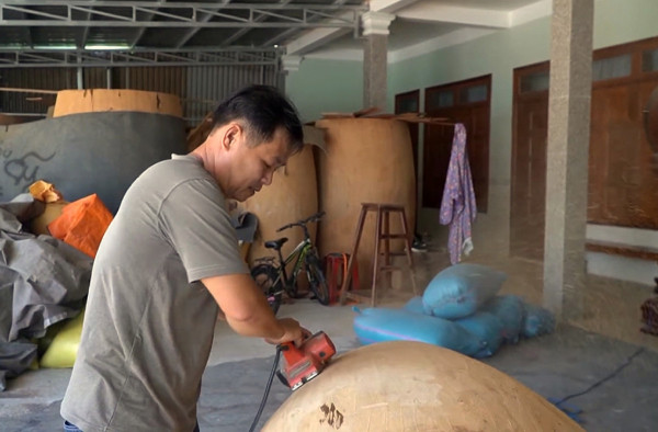 Anh Phan Văn Hiệp là truyền nhân đời thứ 6 của làng trống Lâm Yên. Anh Phan Văn Hiệp là truyền nhân đời thứ 6 của làng trống Lâm Yên.