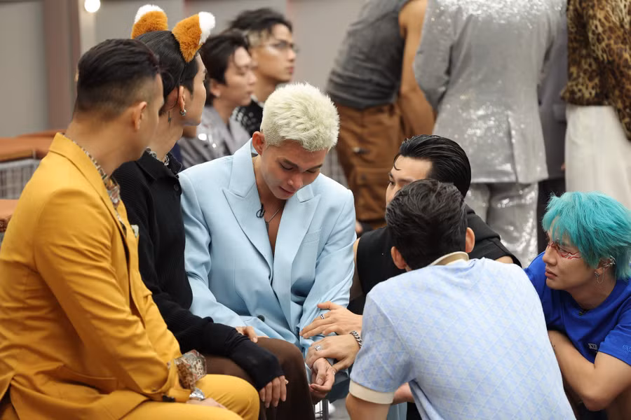 Jun Phạm rơi nước mắt khi đồng đội phải ra về trong khi mình dẫn đầu về điểm số. Ảnh: BTC.