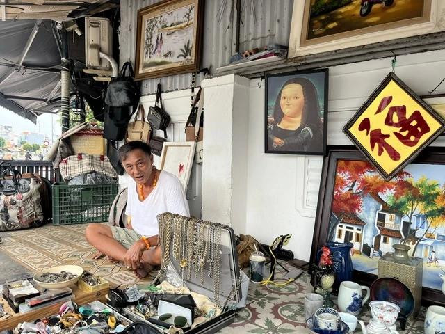 Ở khu bán đồ lạc xoong có thể mua được nhiều món hàng xịn với giá rẻ Ở khu bán đồ lạc xoong có thể mua được nhiều món hàng xịn với giá rẻ