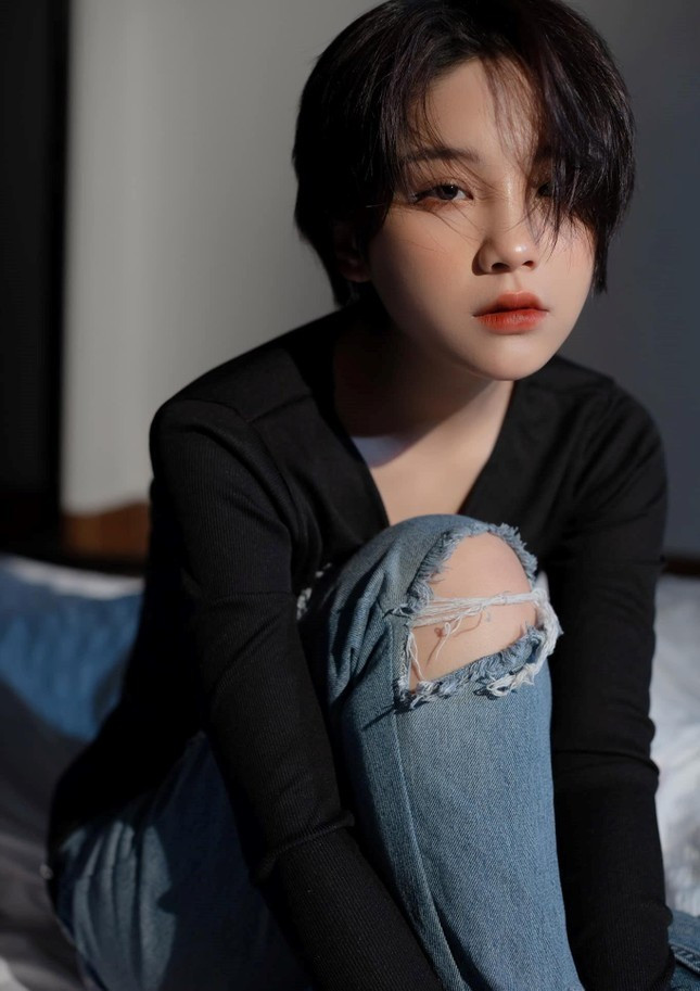 Diễn viên sinh năm 2002, đến từ Lạng Sơn, người dân tộc Tày. Năm 2022, cô gây chú ý khi là nữ chính trong chương trình Tỏ tình hoàn mỹ, được gọi là “hot girl người Tày”. Thời điểm đó, cô chia sẻ đã trải qua nhiều chuyện đau buồn và đang trên hành trình chữa lành cho bản thân. Diễn viên sinh năm 2002, đến từ Lạng Sơn, người dân tộc Tày. Năm 2022, cô gây chú ý khi là nữ chính trong chương trình Tỏ tình hoàn mỹ, được gọi là “hot girl người Tày”. Thời điểm đó, cô chia sẻ đã trải qua nhiều chuyện đau buồn và đang trên hành trình chữa lành cho bản thân.