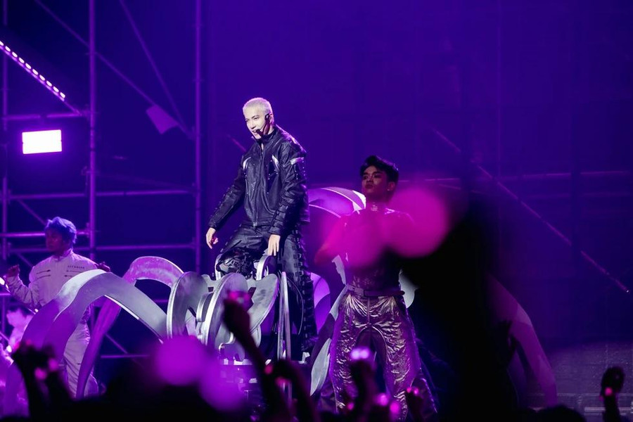 S.T Sơn Thạch biến hóa thành người ngoài hành tinh trên sân khấu