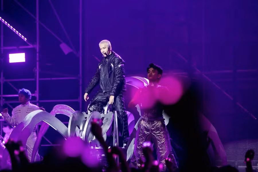 S.T Sơn Thạch biến hóa thành người ngoài hành tinh trên sân khấu