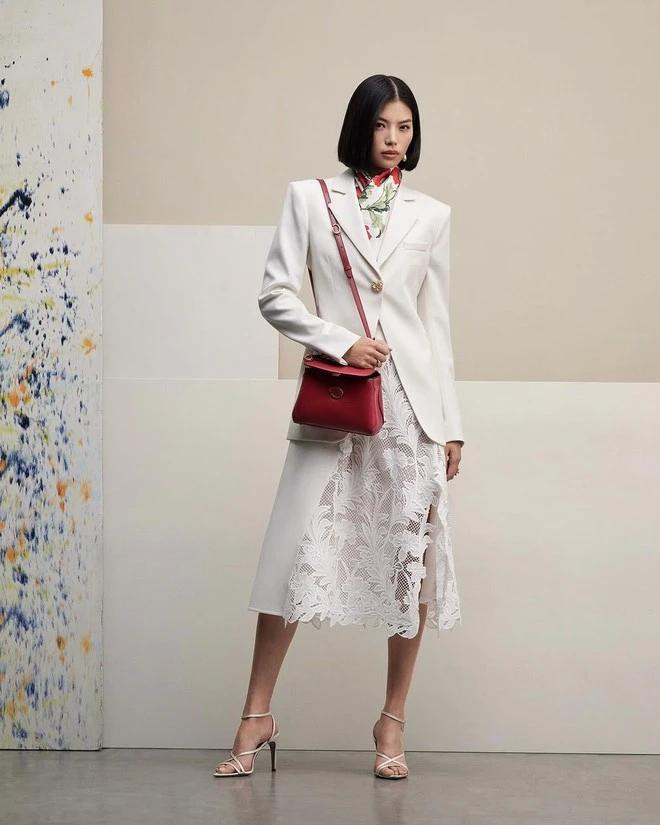 Váy ren cổ yếm xếp tầng lạ mắt hay sự kết hợp đa họa tiết, đa chất liệu trên một bản phối văn phòng mang đến góc nhìn mới về trang phục ren