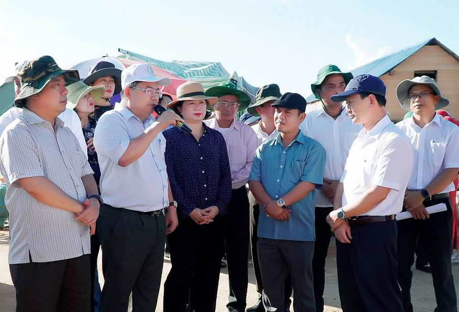 Các cán bộ lãnh đạo Tỉnh ủy Gia Lai và Tỉnh ủy Kon Tum trao đổi với lãnh đạo huyện Phú Thiện về quá trình xây dựng nông thôn mới ở 4 làng Đồn. Ảnh: Đ.T Các cán bộ lãnh đạo Tỉnh ủy Gia Lai và Tỉnh ủy Kon Tum trao đổi với lãnh đạo huyện Phú Thiện về quá trình xây dựng nông thôn mới ở 4 làng Đồn. Ảnh: Đ.T