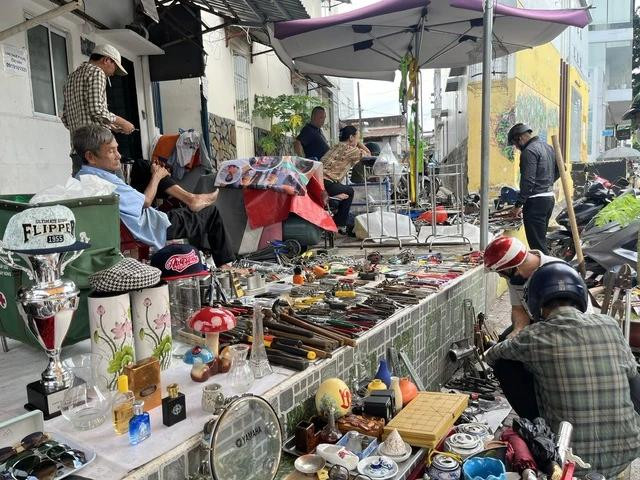 Nhiều người đi đường tranh thủ ghé vào lựa đồ Nhiều người đi đường tranh thủ ghé vào lựa đồ