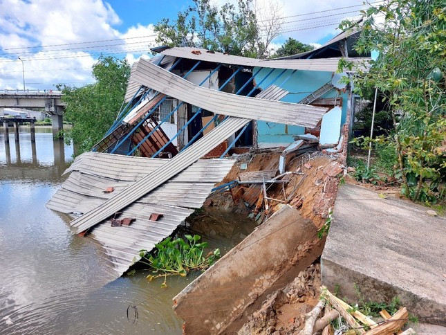 Hiện trường vụ sạt lở tuyến đê bao tại xã Hòa Lộc, huyện Tam Bình, tỉnh Vĩnh Long ngày 18/6/2024 Ảnh: Cảnh Kỳ