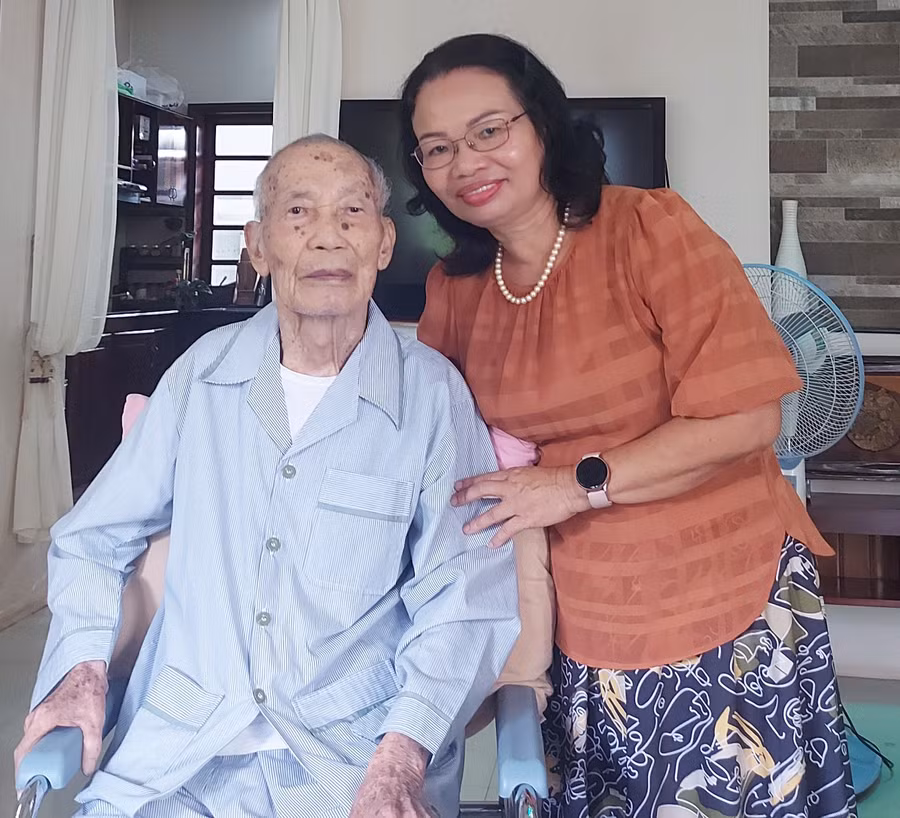 Tiến sĩ Kim Vân chụp ảnh kỷ niệm cùng ông Ngô Thành năm 2023. Ảnh NVCC Tiến sĩ Kim Vân chụp ảnh kỷ niệm cùng ông Ngô Thành năm 2023. Ảnh NVCC