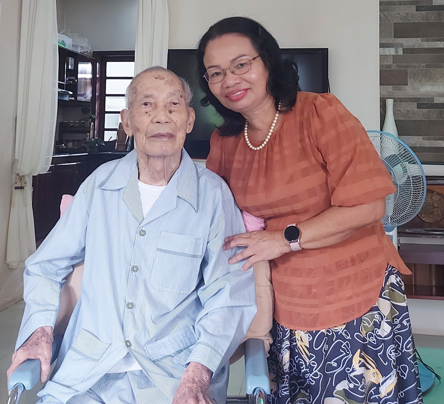 Tiến sĩ Kim Vân chụp ảnh kỷ niệm cùng ông Ngô Thành năm 2023. Ảnh NVCC