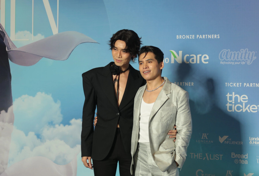 Nhiều &quot;anh trai&quot; cũng có mặt tại sự kiện công bố dự án mới của Quốc Thiên. Trong ảnh, BB Trần hào hứng hội ngộ nam ca sĩ 8X trên thảm đỏ