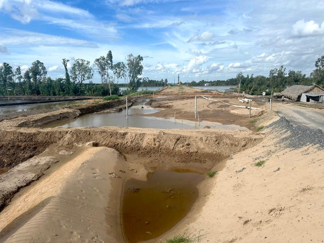 Công trường Dự án thành phần 2 cao tốc Châu Đốc – Cần Thơ - Sóc Trăng (qua TP Cần Thơ) nhiều đoạn thiếu cát san lấp. Ảnh: Nhật Huy Công trường Dự án thành phần 2 cao tốc Châu Đốc – Cần Thơ - Sóc Trăng (qua TP Cần Thơ) nhiều đoạn thiếu cát san lấp. Ảnh: Nhật Huy
