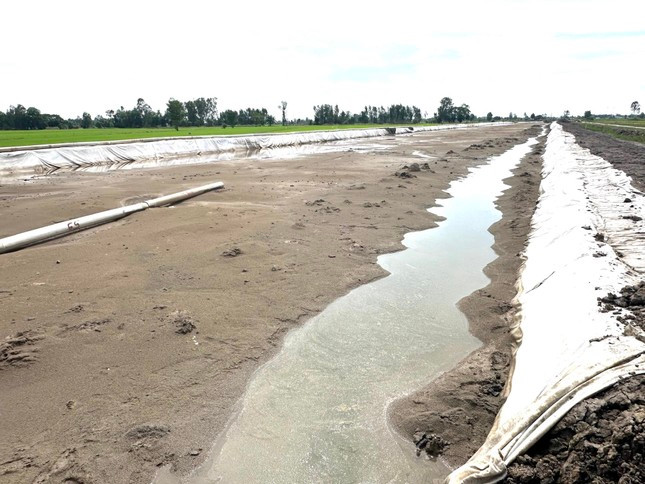 Công trường Dự án thành phần 2 cao tốc Châu Đốc – Cần Thơ - Sóc Trăng (qua TP Cần Thơ) nhiều đoạn thiếu cát san lấp. Ảnh: Nhật Huy Công trường Dự án thành phần 2 cao tốc Châu Đốc – Cần Thơ - Sóc Trăng (qua TP Cần Thơ) nhiều đoạn thiếu cát san lấp. Ảnh: Nhật Huy