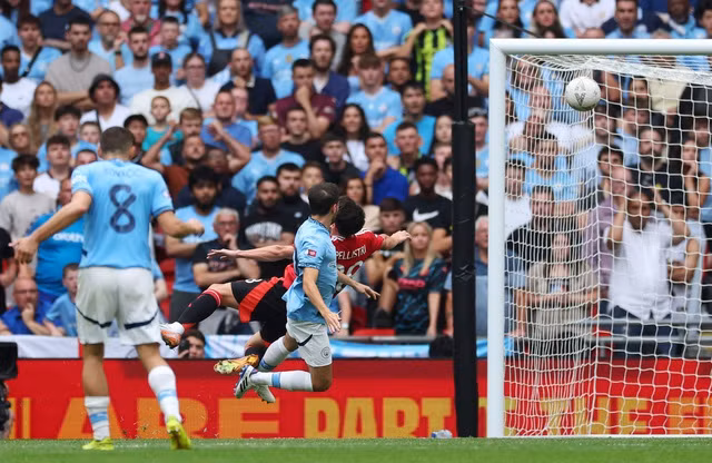 Không cao nhưng Bernando Silva với pha bay người đánh đầu gỡ hòa cho Man City ở phút 89