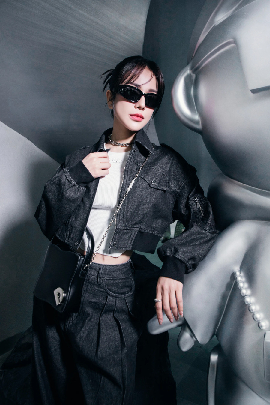 Diệp Lâm Anh gây ấn tượng với trang phục denim, chất liệu thể hiện rõ phong cách thời trang đường phố đang được giới trẻ ưa chuộng. Hiện tại ngoài công việc nghệ thuật, người đẹp còn kinh doanh và dành thời gian chăm sóc các con