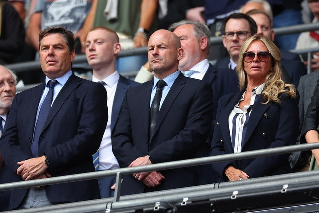 Dự khán trận đấu có HLV tạm quyền của tuyển Anh, ông Lee Carsley (giữa) Dự khán trận đấu có HLV tạm quyền của tuyển Anh, ông Lee Carsley (giữa)