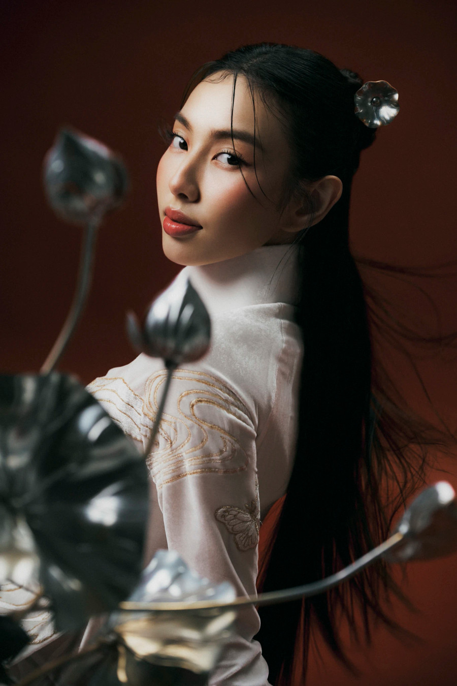 Qua bộ ảnh, Thùy Tiên nhấn mạnh: &quot;Còn văn hóa là còn dân tộc, ai gìn giữ văn hóa - chúng ta&quot;. Cô mong muốn khán giả của mình sẽ cùng nhau chung tay, kế thừa, gìn giữ và phát huy những giá trị truyền thống, văn hóa tốt đẹp, biết ơn thế hệ đi trước đã bảo vệ đất nước để ngày hôm nay chúng ta được sống trong hòa bình, hạnh phúc.