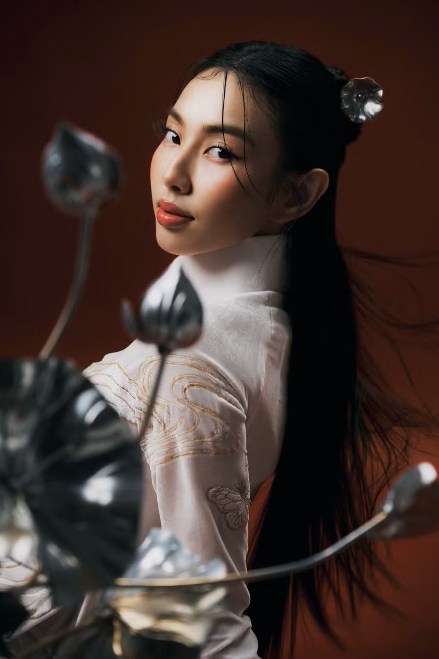 Qua bộ ảnh, Thùy Tiên nhấn mạnh: "Còn văn hóa là còn dân tộc, ai gìn giữ văn hóa - chúng ta". Cô mong muốn khán giả của mình sẽ cùng nhau chung tay, kế thừa, gìn giữ và phát huy những giá trị truyền thống, văn hóa tốt đẹp, biết ơn thế hệ đi trước đã bảo vệ đất nước để ngày hôm nay chúng ta được sống trong hòa bình, hạnh phúc.