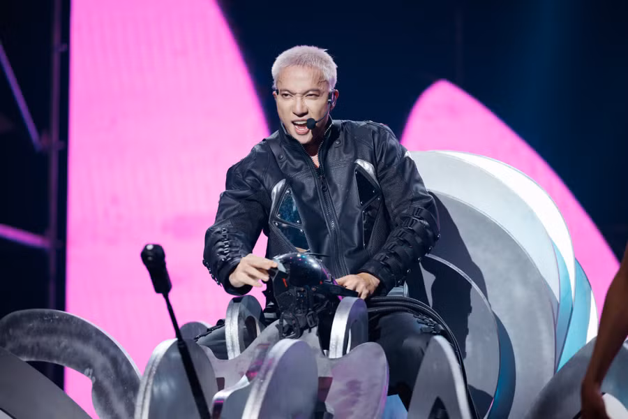 Ngoại hình sáng sân khấu góp phần tăng điểm hỏa lực cho anh tài ST Sơn Thạch?