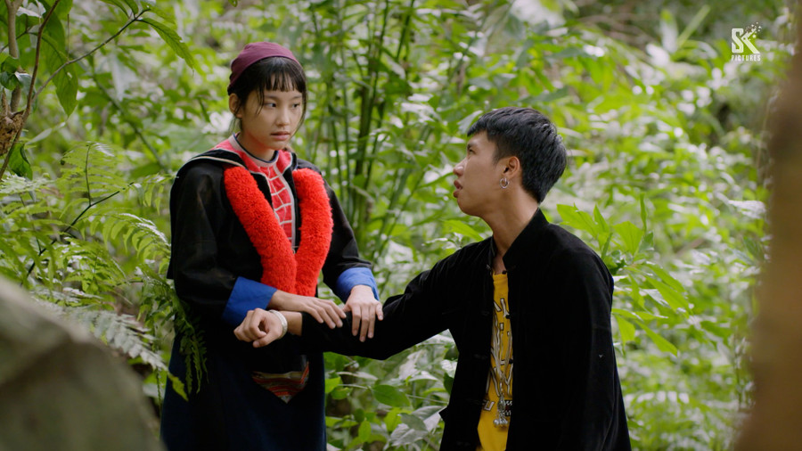 Diễn xuất tự nhiên cùng “chemistry” (phản ứng hóa học - PV) bùng nổ giữa cặp chính khiến khán giả phát cuồng. Các đoạn video về phim hút hàng triệu lượt xem. Trên YouTube, mỗi tập phim đều trên một triệu view (lượt xem) dù phim phát song song trên VTV. Nhà sản xuất thông báo Đi giữa trời rực rỡ đạt một tỷ view trên các nền tảng số sau 8 tập đầu. Diễn xuất tự nhiên cùng “chemistry” (phản ứng hóa học - PV) bùng nổ giữa cặp chính khiến khán giả phát cuồng. Các đoạn video về phim hút hàng triệu lượt xem. Trên YouTube, mỗi tập phim đều trên một triệu view (lượt xem) dù phim phát song song trên VTV. Nhà sản xuất thông báo Đi giữa trời rực rỡ đạt một tỷ view trên các nền tảng số sau 8 tập đầu.