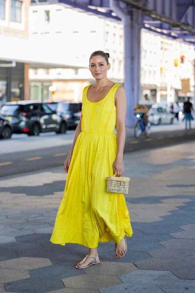 Sự linh hoạt của vải lanh đáp ứng được sự rực rỡ của màu vàng sáng khiến người nhìn không thể cưỡng lại được vẻ quyến rũ