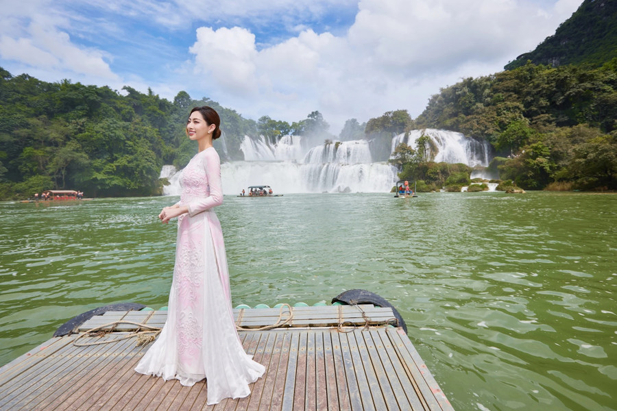 Hoa hậu Lương Thùy Linh quảng bá hình ảnh tuyệt đẹp ở quê hương thác Bản Giốc. Ảnh: CTV/Vietnam+