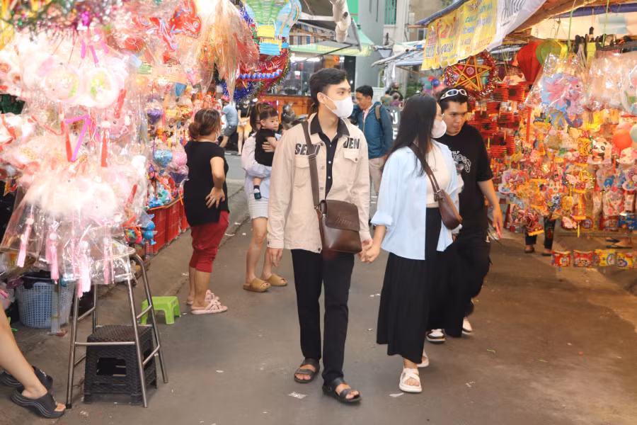 Từ 17 giờ hằng ngày, phố lồng đèn nhộn nhịp khách tham quan, mua sắm