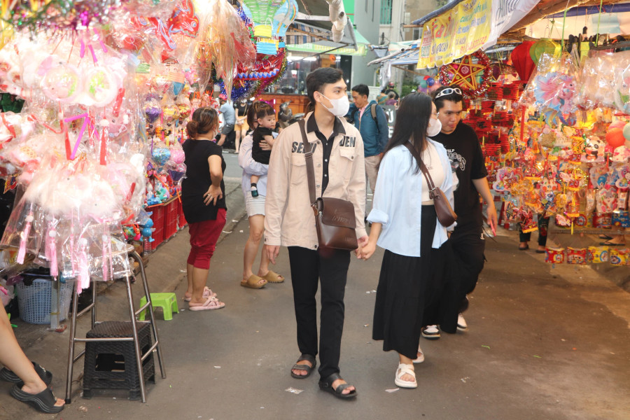 Từ 17 giờ hằng ngày, phố lồng đèn nhộn nhịp khách tham quan, mua sắm