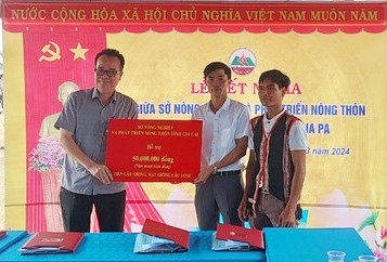 Sở Nông nghiệp và Phát triển nông thôn hỗ trợ tiền mua cây giống các loại cho người dân ở thôn kết nghĩa. Ảnh: Nguyễn Diệp Sở Nông nghiệp và Phát triển nông thôn hỗ trợ tiền mua cây giống các loại cho người dân ở thôn kết nghĩa. Ảnh: Nguyễn Diệp