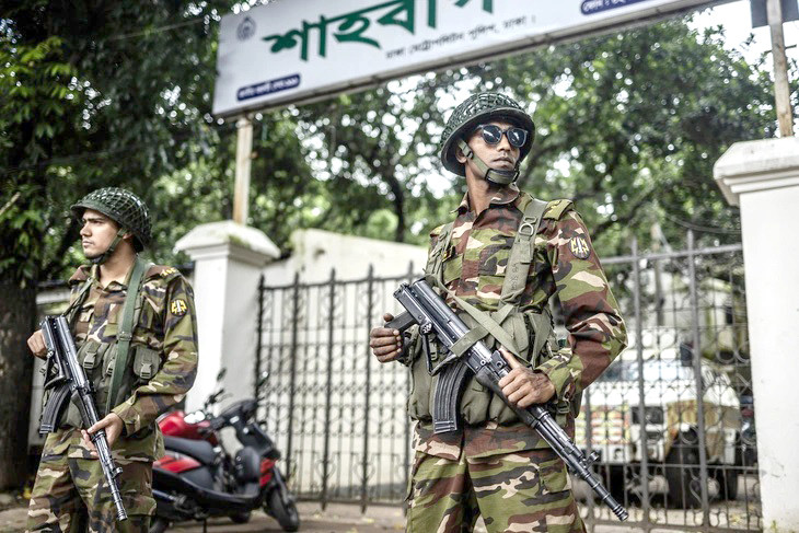 Binh sĩ Bangladesh tại một đồn cảnh sát bị bỏ không ở Dhaka ngày 9-8. Ảnh: AFP Binh sĩ Bangladesh tại một đồn cảnh sát bị bỏ không ở Dhaka ngày 9-8. Ảnh: AFP