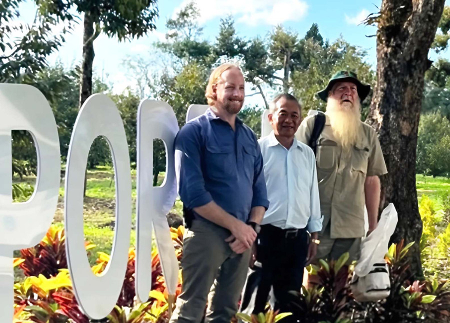 Ông Phạm Văn Tuấn (giữa)-chủ Sport Farm chụp ảnh cùng thành viên phái đoàn của Bộ Nông nghiệp Úc đến khảo sát tại trang trại. Ảnh NVCC Ông Phạm Văn Tuấn (giữa)-chủ Sport Farm chụp ảnh cùng thành viên phái đoàn của Bộ Nông nghiệp Úc đến khảo sát tại trang trại. Ảnh NVCC