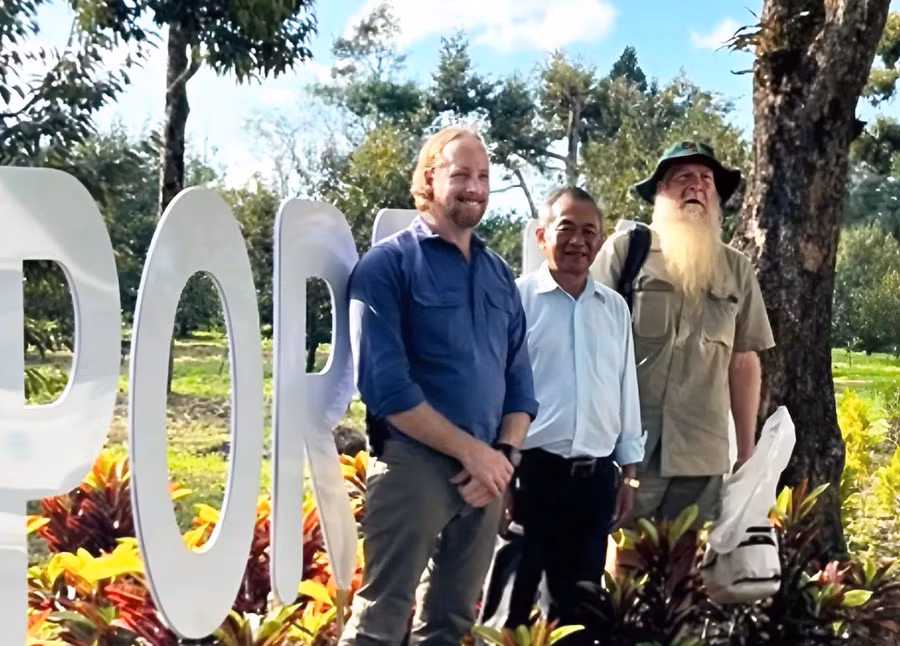 Ông Phạm Văn Tuấn (giữa)-chủ Sport Farm chụp ảnh cùng thành viên phái đoàn của Bộ Nông nghiệp Úc đến khảo sát tại trang trại. Ảnh NVCC