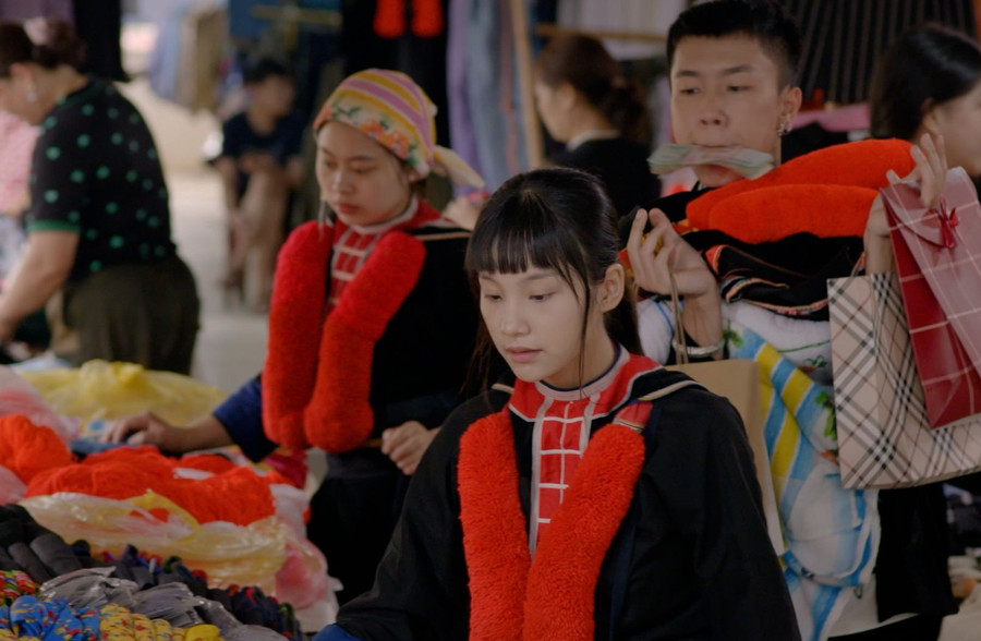 Dù được cậu ấm giàu nhất bản theo đuổi, Pu vẫn một mực chối bỏ tình cảm của Chải vì muốn theo đuổi ước mơ được đi học. Diễn biến các tập phim được khán giả đón đợi dù trước đó phim vướng tranh cãi liên quan đến trang phục của người dân tộc. Dù được cậu ấm giàu nhất bản theo đuổi, Pu vẫn một mực chối bỏ tình cảm của Chải vì muốn theo đuổi ước mơ được đi học. Diễn biến các tập phim được khán giả đón đợi dù trước đó phim vướng tranh cãi liên quan đến trang phục của người dân tộc.