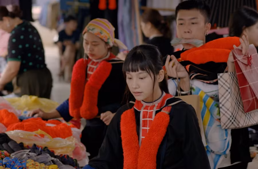 Dù được cậu ấm giàu nhất bản theo đuổi, Pu vẫn một mực chối bỏ tình cảm của Chải vì muốn theo đuổi ước mơ được đi học. Diễn biến các tập phim được khán giả đón đợi dù trước đó phim vướng tranh cãi liên quan đến trang phục của người dân tộc.