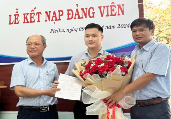 Chi bộ Công ty cổ phần Quản lý và Sửa chữa đường bộ Gia Lai luôn chú trọng công tác tạo nguồn, kết nạp đảng viên mới. Ảnh: S.C