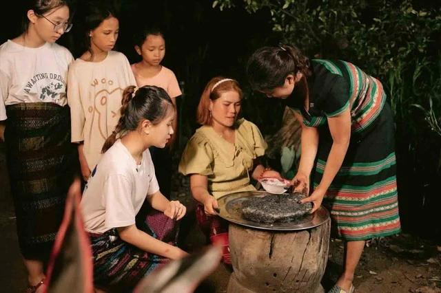 Du khách trải nghiệm làm các món ăn truyền thống của người Vân Kiều với dân bản Ho Rum