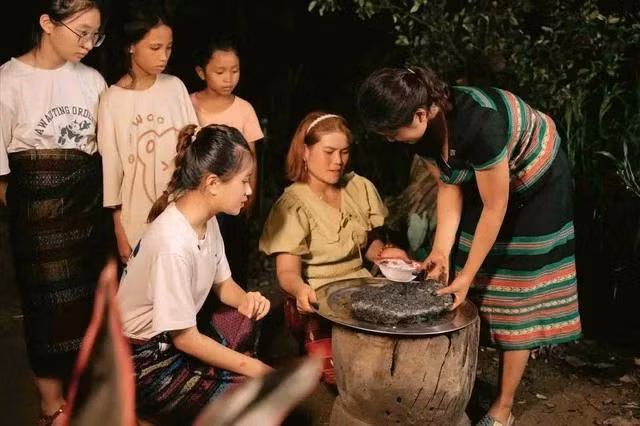 Du khách trải nghiệm làm các món ăn truyền thống của người Vân Kiều với dân bản Ho Rum