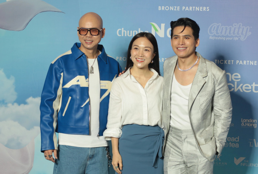 Phan Đinh Tùng cùng vợ đến ủng hộ đàn em. Quãng thời gian quay hình chương trình Anh trai vượt ngàn chông gai giúp các nam nghệ sĩ trở nên thân thiết hơn