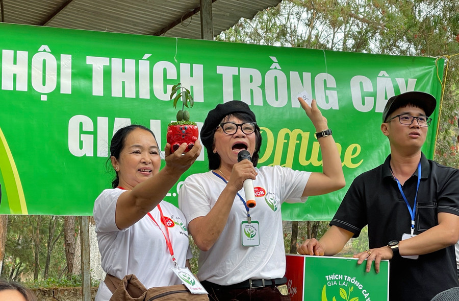 Đấu giá cây gây quỹ từ thiện. Ảnh: Minh Châu Đấu giá cây gây quỹ từ thiện. Ảnh: Minh Châu