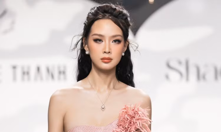 Hoa hậu Bảo Ngọc mở màn show diễn của Lê Thanh Hòa