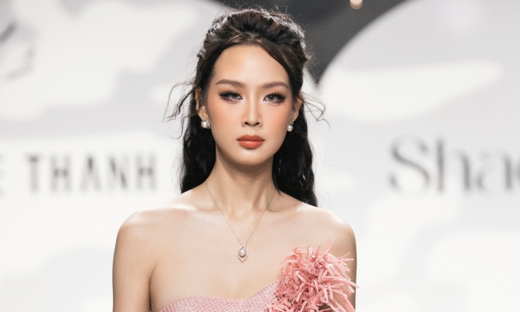 Hoa hậu Bảo Ngọc mở màn show diễn của Lê Thanh Hòa