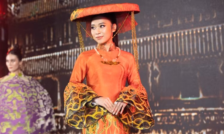 Hoa hậu đẹp nhất năm 2022 diễn áo dài ảnh 2