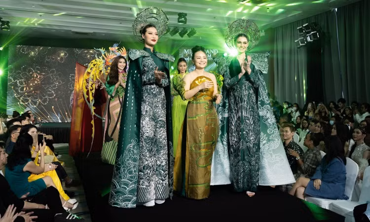 Hoa hậu đẹp nhất năm 2022 diễn áo dài ảnh 1